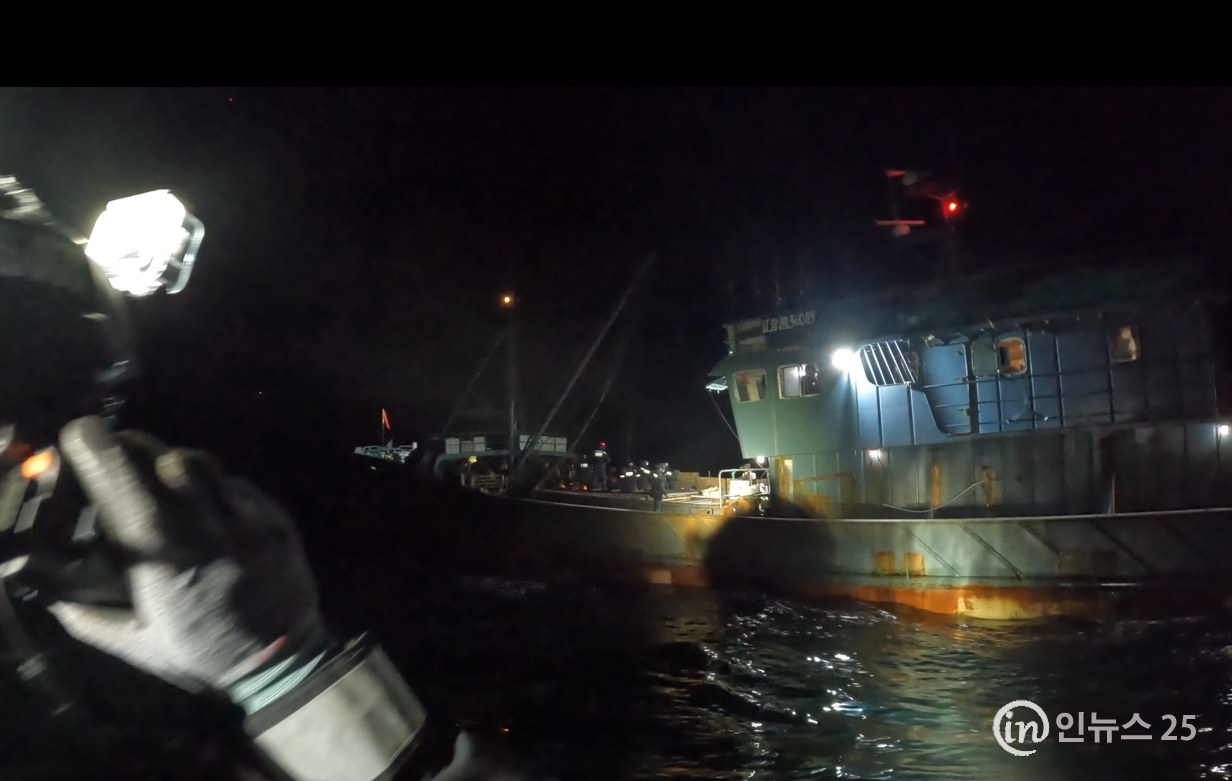 중부해경청, 불법 외국어선 합동 특별단속해 중국 어선 2척 나포